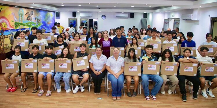 Atenea Gómez acerca computadoras a estudiantes de Isla Mujeres