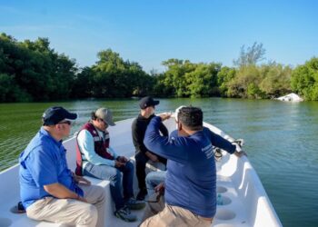 Retiran embarcaciones abandonadas de la Laguna Nichupté para recuperar el orden y proteger el ecosistema