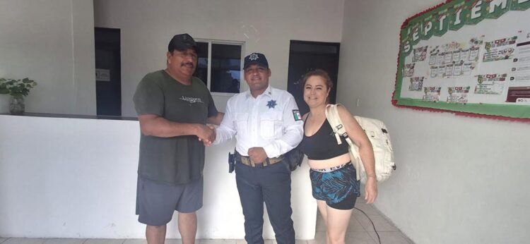 Policía Turística de Isla Mujeres recupera mochila y la devuelve a visitante
