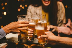 De tequila, mezcal y otros brindis:
Celebra el Mes Patrio con Civitatis
en Pueblos Mágicos
● En su catálogo, Civitatis ofrece experiencias para descubrir la riqueza de destilados y bebidas tradicionales como el tequila, el mezcal, el vino y la sidra artesanal
Ciudad de México, agosto de 2026.– Hay una combinación imbatible para celebrar a México durante el Mes Patrio: la calidez de un Pueblo Mágico y el sabor de una bebida icónica. Por ello, Civitatis ha seleccionado cinco experiencias pensadas para quienes buscan conectar con las tradiciones, los paisajes y las historias, indispensables para brindar por la patria desde su lugar de origen.
"Septiembre es la excusa perfecta para descubrir México a través de sus sabores e historias. En Civitatis hemos detectado un creciente interés por experiencias culturales y gastronómicas; por ello, conectamos a los viajeros con las raíces de nuestras bebidas emblemáticas en estos Pueblos Mágicos, garantizando flexibilidad total para sus escapadas patrias", destaca Juan Rossello, Country Manager de Civitatis México.
¿Cuáles son los mejores tours para brindar por México este septiembre?
● Tequila (Jalisco): A bordo de un vehículo temático con forma de barrica, la experiencia Autobús barril de Tequila + Visita a la destilería lleva a los viajeros a recorrer el centro histórico del Pueblo Mágico jalisciense, adentrarse en los campos de agave azul y conocer el proceso de elaboración con cata incluida en una destilería artesanal.
● San Pablo Villa de Mitla (Oaxaca): La Excursión a Mitla, Teotitlán y Hierve el Agua permite adentrarse en la cultura zapoteca, explorar los palacios de grecas prehispánicos y cerrar la jornada aprendiendo los secretos de la cocción y destilación del mezcal en un palenque tradicional con degustación de distintos varietales.
● Tecate (Baja California): El único Pueblo Mágico ubicado en la frontera norte es el hogar de la icónica cerveza que tomó el nombre del municipio en 1944. A través de la Excursión privada desde Tijuana, los visitantes pueden recorrer sus calles de estilo colonial, descubrir la mística del cerro Cuchumá y degustar una "cheve" bien fría recién elaborada en la planta donde nació la primera cerveza enlatada de México.
● Zacatlán de las Manzanas (Puebla): La Visita guiada por Zacatlán combina el patrimonio cultural, los impresionantes vitromurales y los miradores sobre la Barranca de los Jilgueros, culminando con una degustación donde la sidra artesanal de manzana y los licores frutales son los grandes protagonistas.
● Tequisquiapan (Querétaro): El Tour de la cerveza y el vino por Tequisquiapan sumerge a los visitantes en los sabores del semidesierto con visitas a viñedos familiares, cervecerías artesanales y catas guiadas acompañadas de quesos de la región.
● Dolores Hidalgo (Guanajuato): Y para cerrar con broche de oro, hay que ir a la Cuna de la Independencia Nacional y también pionera vitivinícola, pues el mismísimo Cura Miguel Hidalgo enseñó a los pobladores a cultivar la vid en el siglo XIX. Con la Excursión por los pueblos de la independencia mexicana, los viajeros reviven la gesta heroica visitando la Parroquia de Nuestra Señora de Dolores, el Museo del Vino de Guanajuato y los viñedos de la región para brindar con historia en la copa.
Todas las actividades cuentan con confirmación inmediata, opción de cancelación gratuita y guía local. Para consultar el catálogo completo de actividades en México, visita www.civitatis.com/mx.
De tequila, mezcal y otros brindis:
Celebra el Mes Patrio con Civitatis
en Pueblos Mágicos