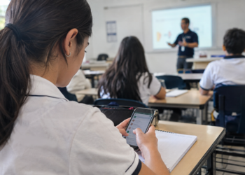 Celulares en aulas exigen algo más que prohibiciones