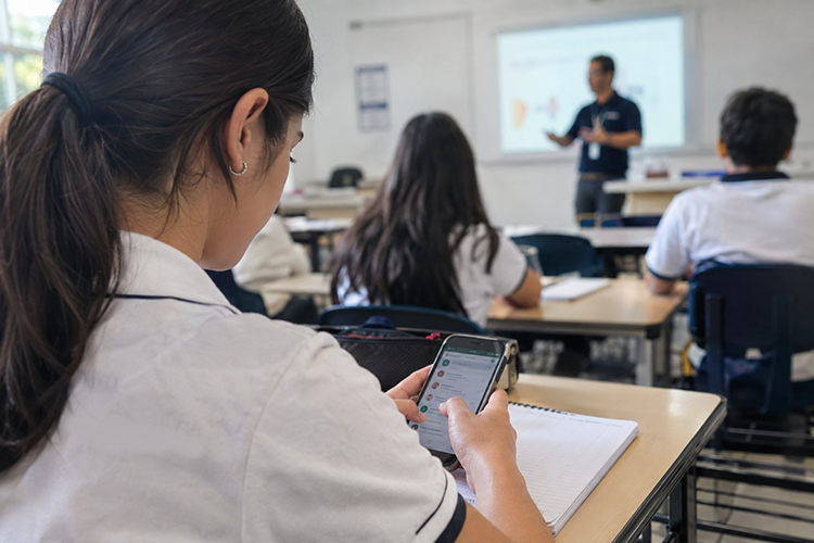 Celulares en aulas exigen algo más que prohibiciones