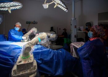 Quintana Roo inicia cirugías robóticas en clínica pública