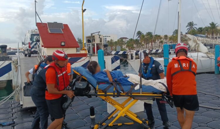 Marina traslada por mar a embarazada desde Isla Mujeres para recibir atención especializada