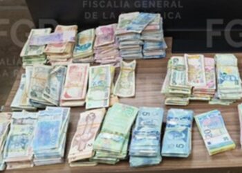 Procesan a hombre detenido en aeropuerto de Cancún con más de $1.7 millones sin declarar