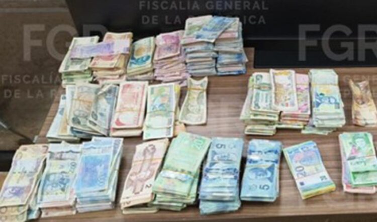 Procesan a hombre detenido en aeropuerto de Cancún con más de $1.7 millones sin declarar