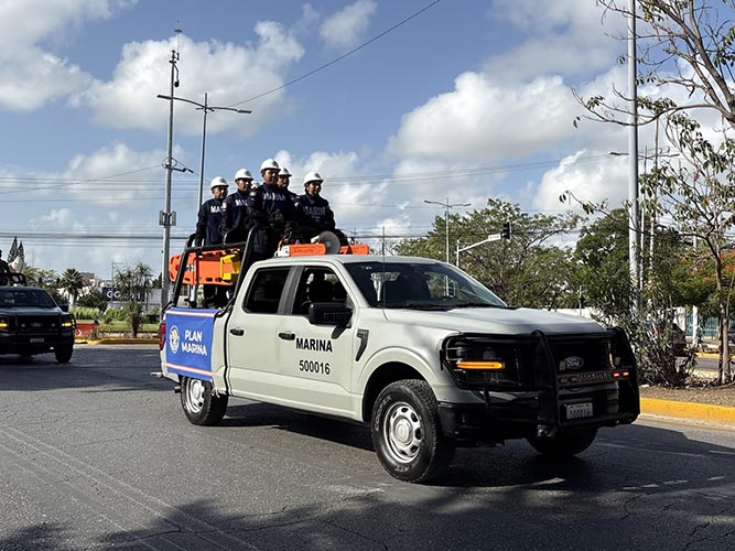 Marina desfila en Cancún con 155 elementos y muestra su capacidad operativa