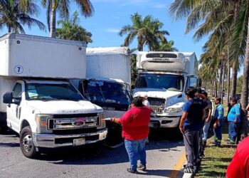 Carambola de tres camiones provoca labores de rescate en la Zona Hotelera de Cancún