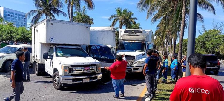 Carambola de tres camiones provoca labores de rescate en la Zona Hotelera de Cancún