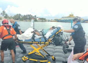 Marina realiza traslado urgente de dos pacientes desde Isla Mujeres