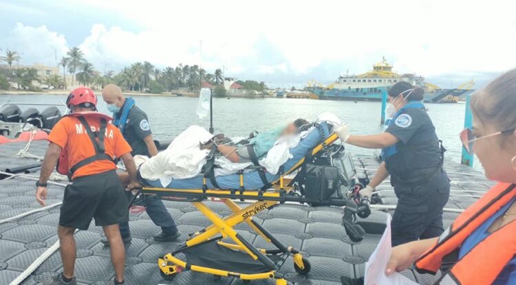 Marina realiza traslado urgente de dos pacientes desde Isla Mujeres