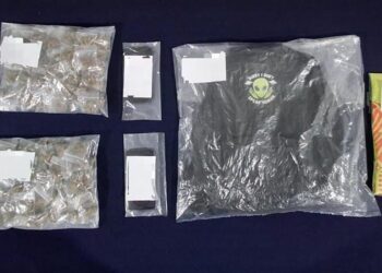 Capturan a par de sujetos con cerca de 180 dosis de drogas