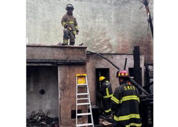 Incendio durante la madrugada moviliza a Bomberos en Isla Mujeres; no hubo lesionados