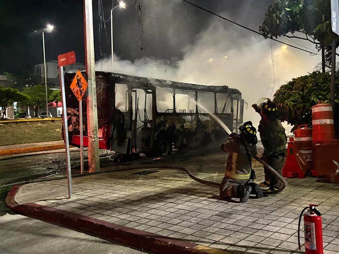 Arde autobús en plena avenida Tulum, frente al Teatro de la Ciudad de Cancún