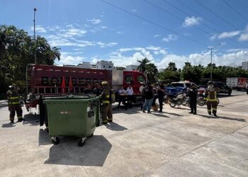 Bomberos inspeccionan comercio tras reporte de incendio en la avenida Huayacán