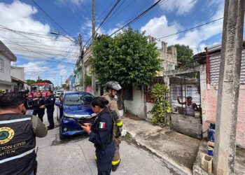 Quema de basura moviliza a bomberos en la Región 69 de Cancún
