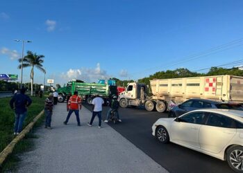 Bloqueo en la carretera 307 afecta vuelos en Cancún; pasajeros pierden sus vuelos