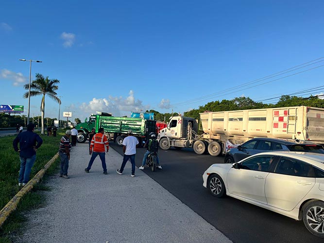 Bloqueo en la carretera 307 afecta vuelos en Cancún; pasajeros pierden sus vuelos