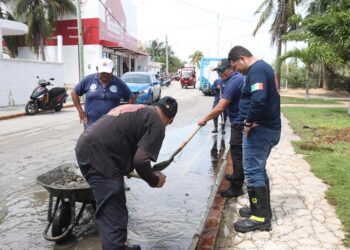 Desazolve y bombas operan a marchas forzadas para mitigar inundaciones en Isla Mujeres