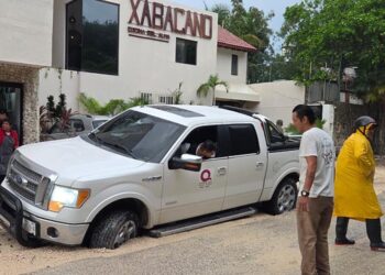 Vehículos quedan atrapados en avenida Colegios, fuertes lluvias dejaron enormes zanjas