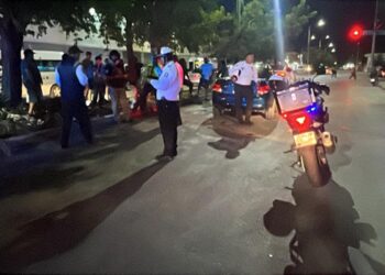 Arrolla a agente de Tránsito y huye; ciudadanos ayudan a detenerlo en Cancún
