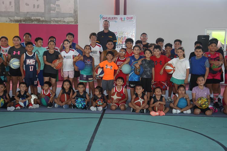 Llevan a Isla Mujeres una clase de basquetbol de la mano del profesional Edgaras Zelionis