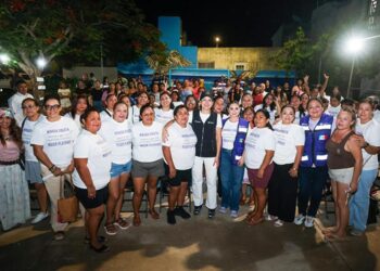 Estefanía Mercado lleva atención a Villas del Sol y anuncia rehabilitación de parque