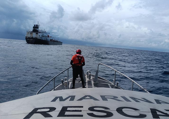 Marina evacúa a tripulante de un buque petrolero frente a Isla Mujeres