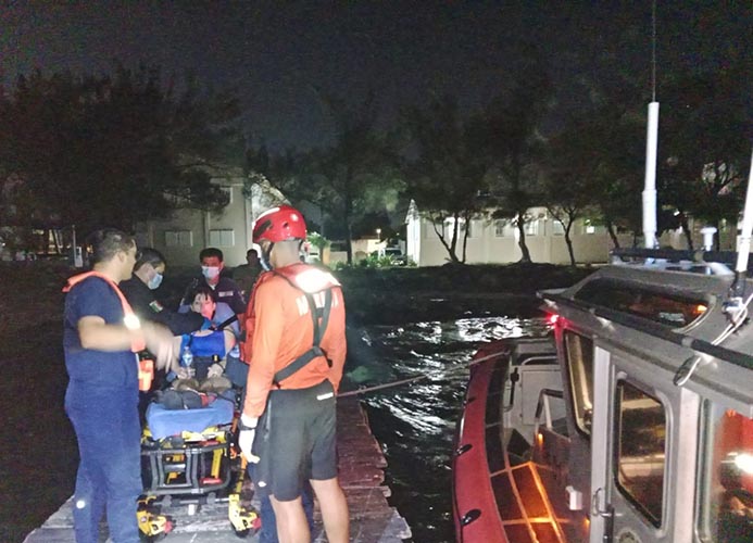 Marina evacúa de emergencia a una mujer enferma de un crucero frente a Isla Mujeres